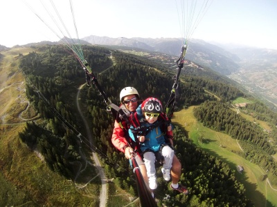 This photo gives you an idea of what this discovery flight looks like in a paraglider over Bourg-St-Maurice Les Arcs