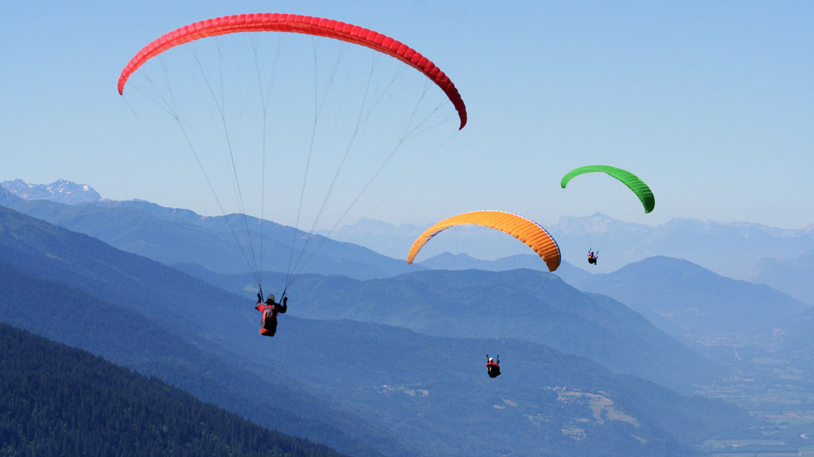 The three colors of the Arcs en Ciel paragliding school in Bourg-Saint-Maurice