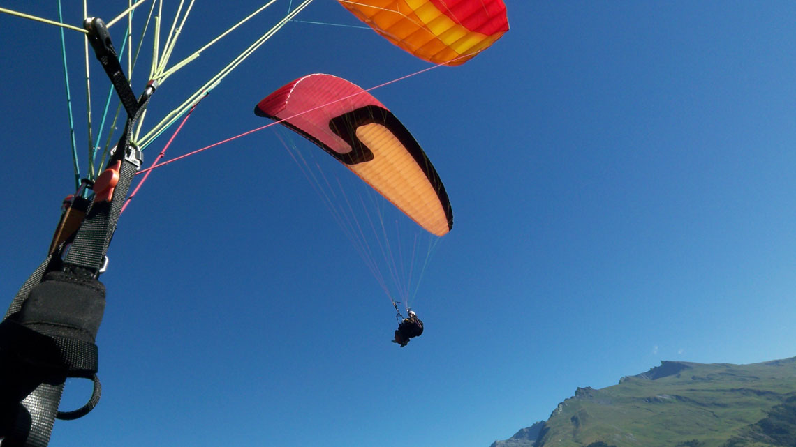 Une bonne toile et des cordelettes et vous avez un parapente :)