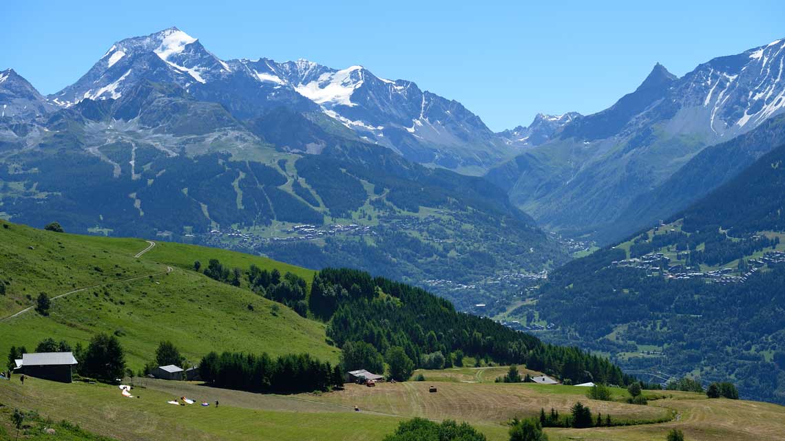 Pente école sur la côte d'Aime avec vue sur Peisey-Vallandry, Montchavin et le Mont-Pourri