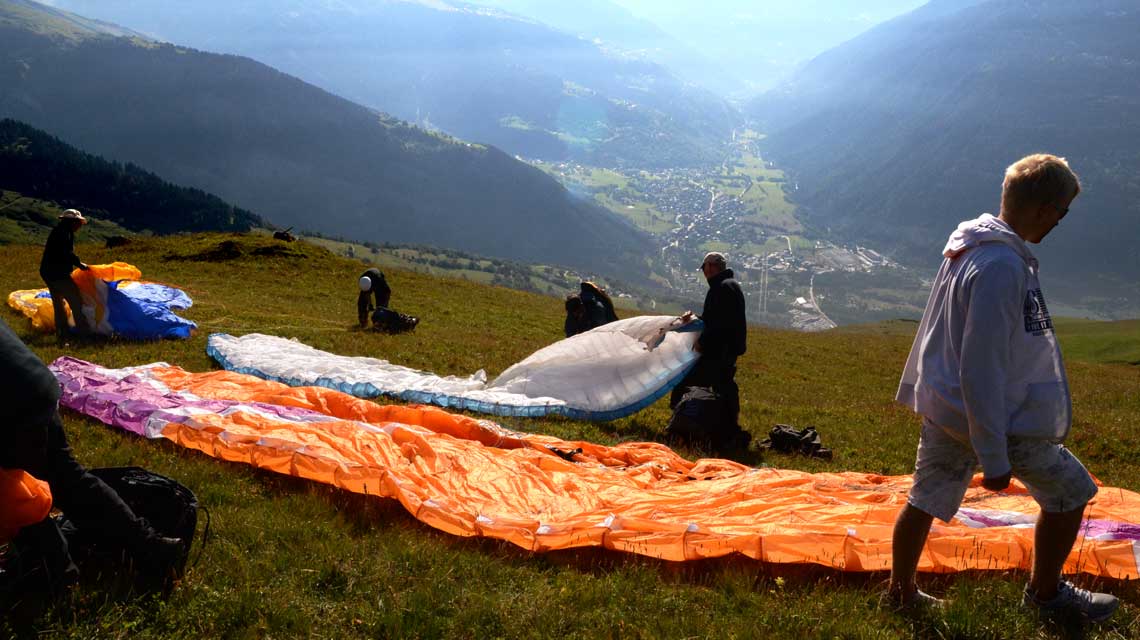Preparation for a last small evening flight in paragliding