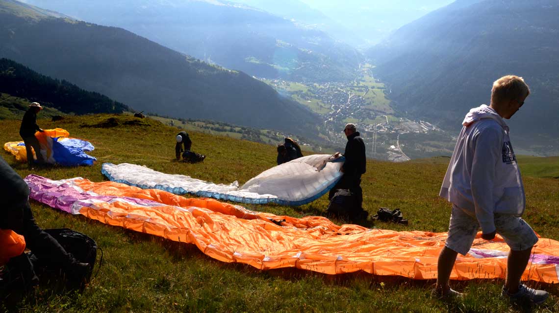 Préparation pour un dernier petit vol du soir en parapente