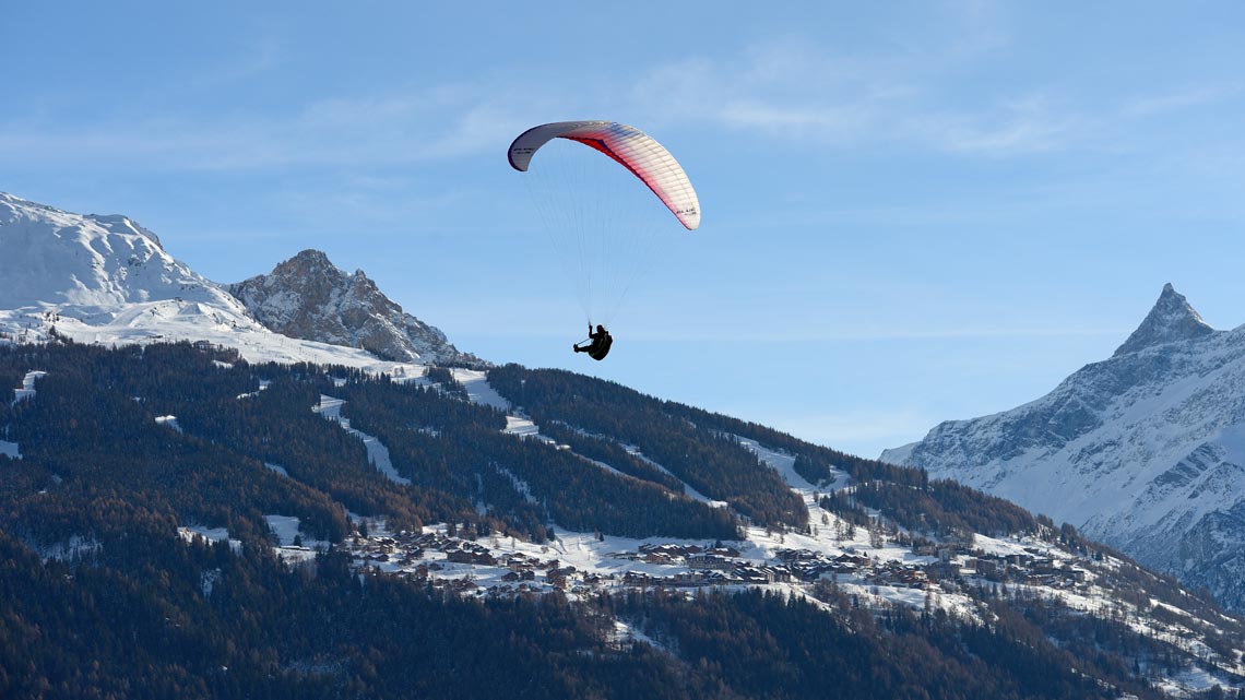 Petit vol d'hiver, avec ou sans ski, tout dépend de l'endroit du décollage